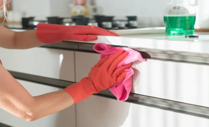 تمیز کردن و نگهداری کابینت‌ های گلاس: راهنمای مراقبت از کابینت‌های براق