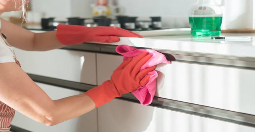 تمیز کردن و نگهداری کابینت‌ های گلاس: راهنمای مراقبت از کابینت‌های براق